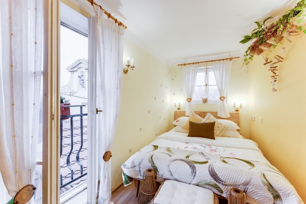 Incredible 2Br Loft in Heart of Prague Apartment, City View 8