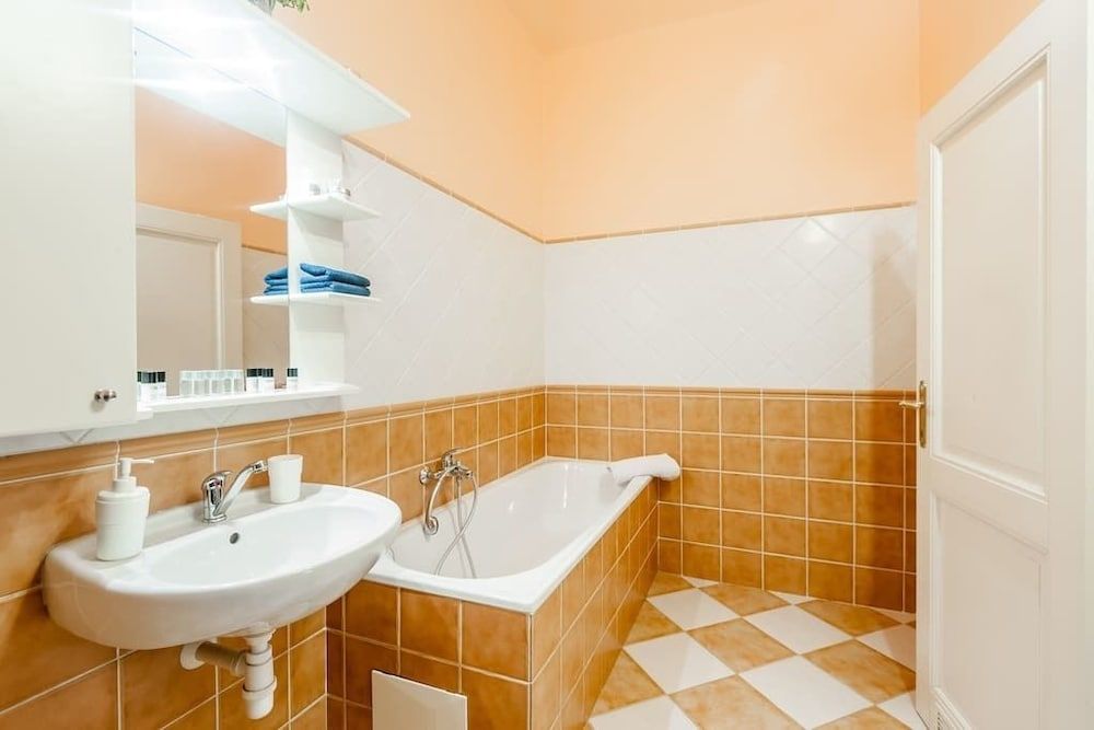 undefined Central Apt with Netflix subscription 7