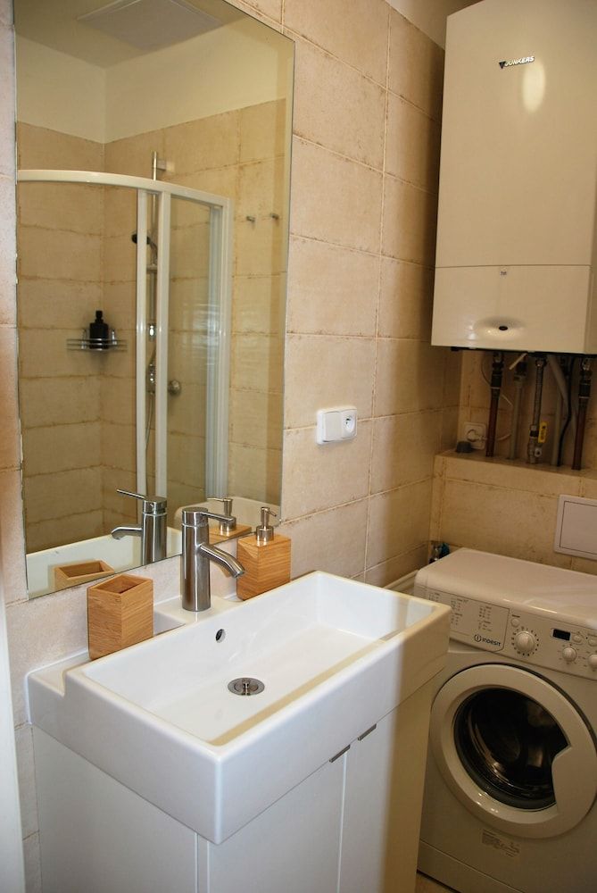 White Swan Boutique Apartments City Apartment, 1 King Bed with Sofa bed, Terrace, Ground Floor 10