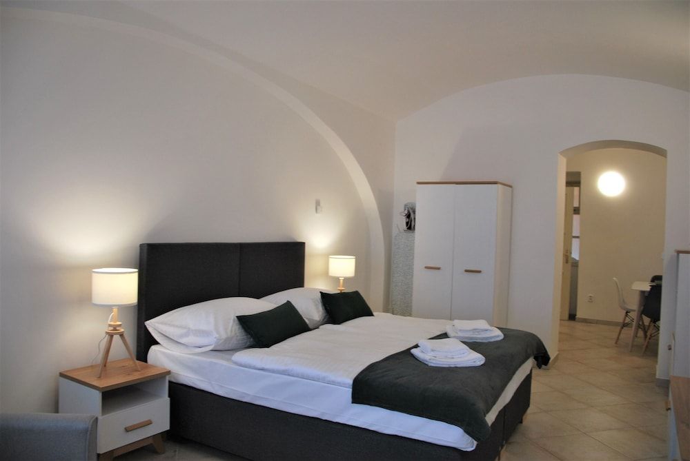 White Swan Boutique Apartments City Apartment, 1 King Bed with Sofa bed, Terrace, Ground Floor 5