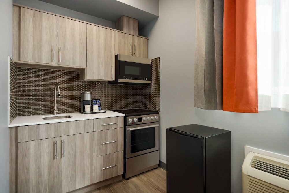 Room, 1 Queen Bed, Non Smoking, Kitchenette