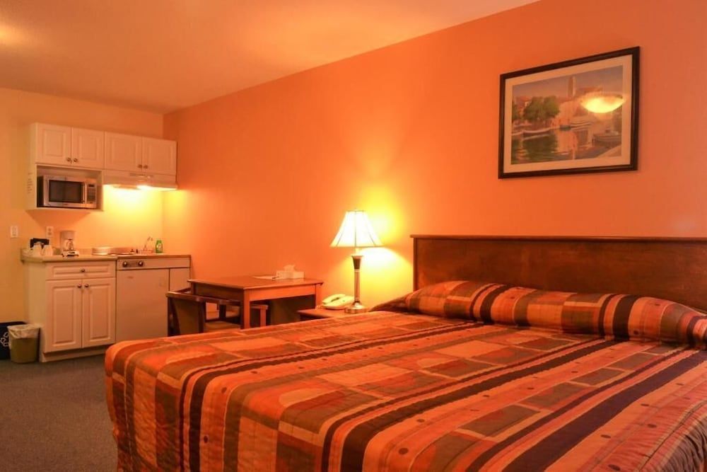 Aurora Park Inn & Suites Romantic Studio, 1 King Bed with Sofa bed, Smoking, Hot Tub 2