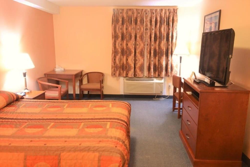 Aurora Park Inn & Suites Romantic Studio, 1 King Bed with Sofa bed, Smoking, Hot Tub