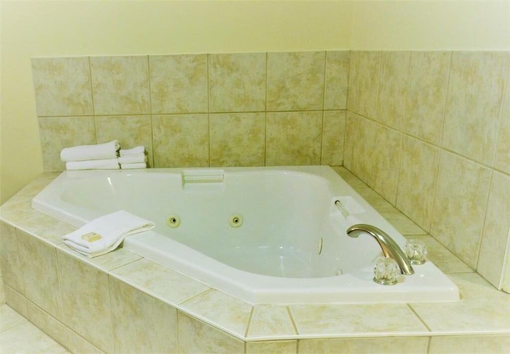 Aurora Park Inn & Suites Romantic Studio, 1 King Bed with Sofa bed, Smoking, Hot Tub 5