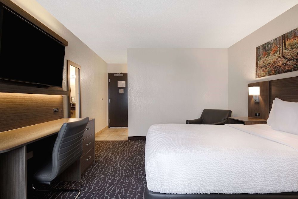 Days Inn & Conference Centre by Wyndham Prince Albert Room, 2 Queen Beds, Accessible, Non Smoking (Bathtub) 2