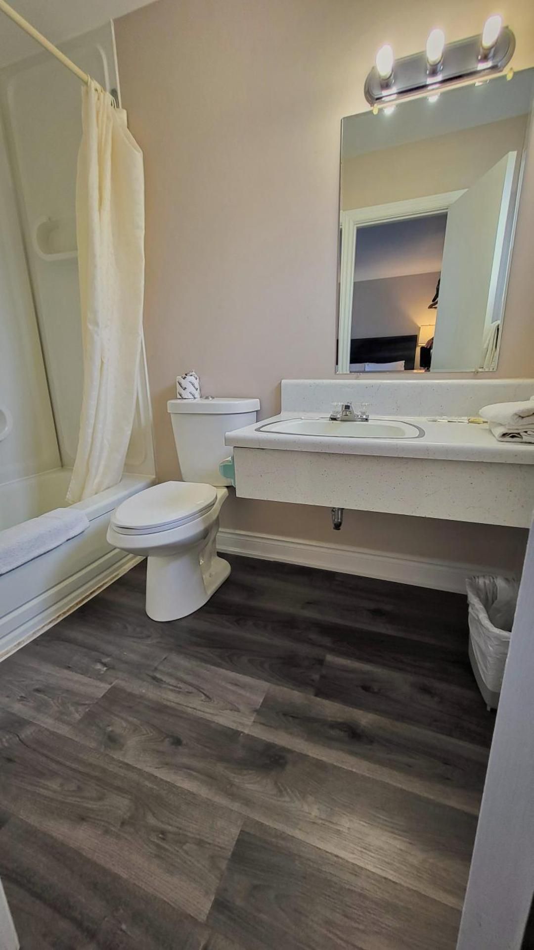 Maple Leaf Inn & Suites Double Room 3