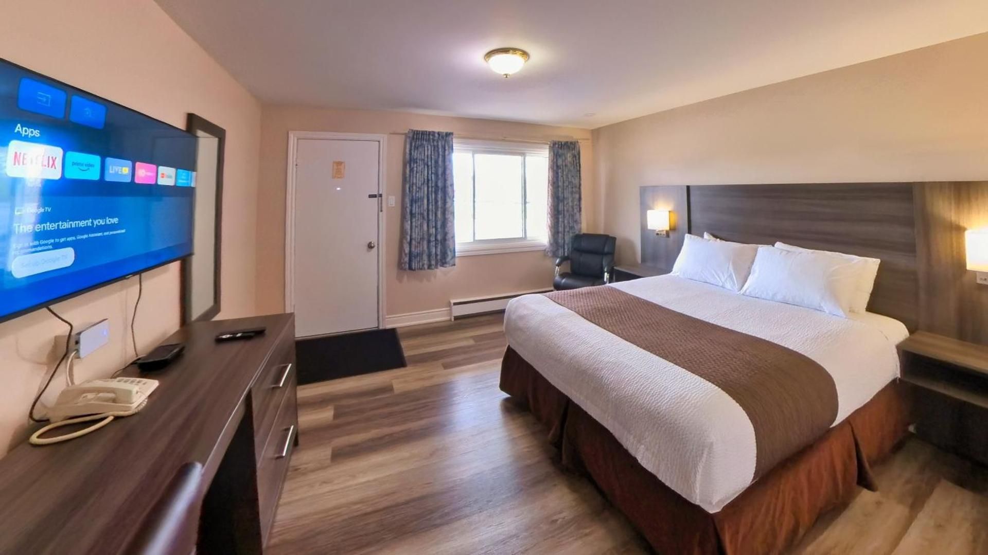 Maple Leaf Inn & Suites Queen Room 2
