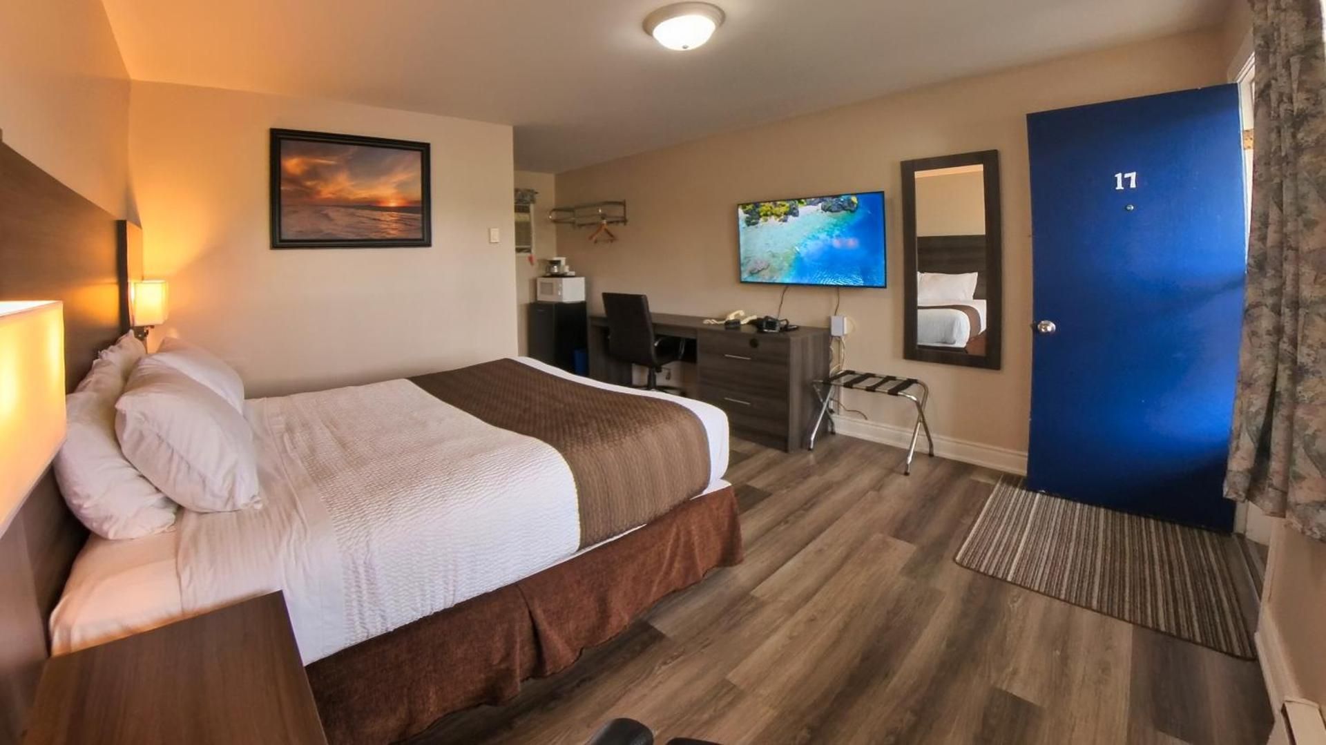 Maple Leaf Inn & Suites Queen Room