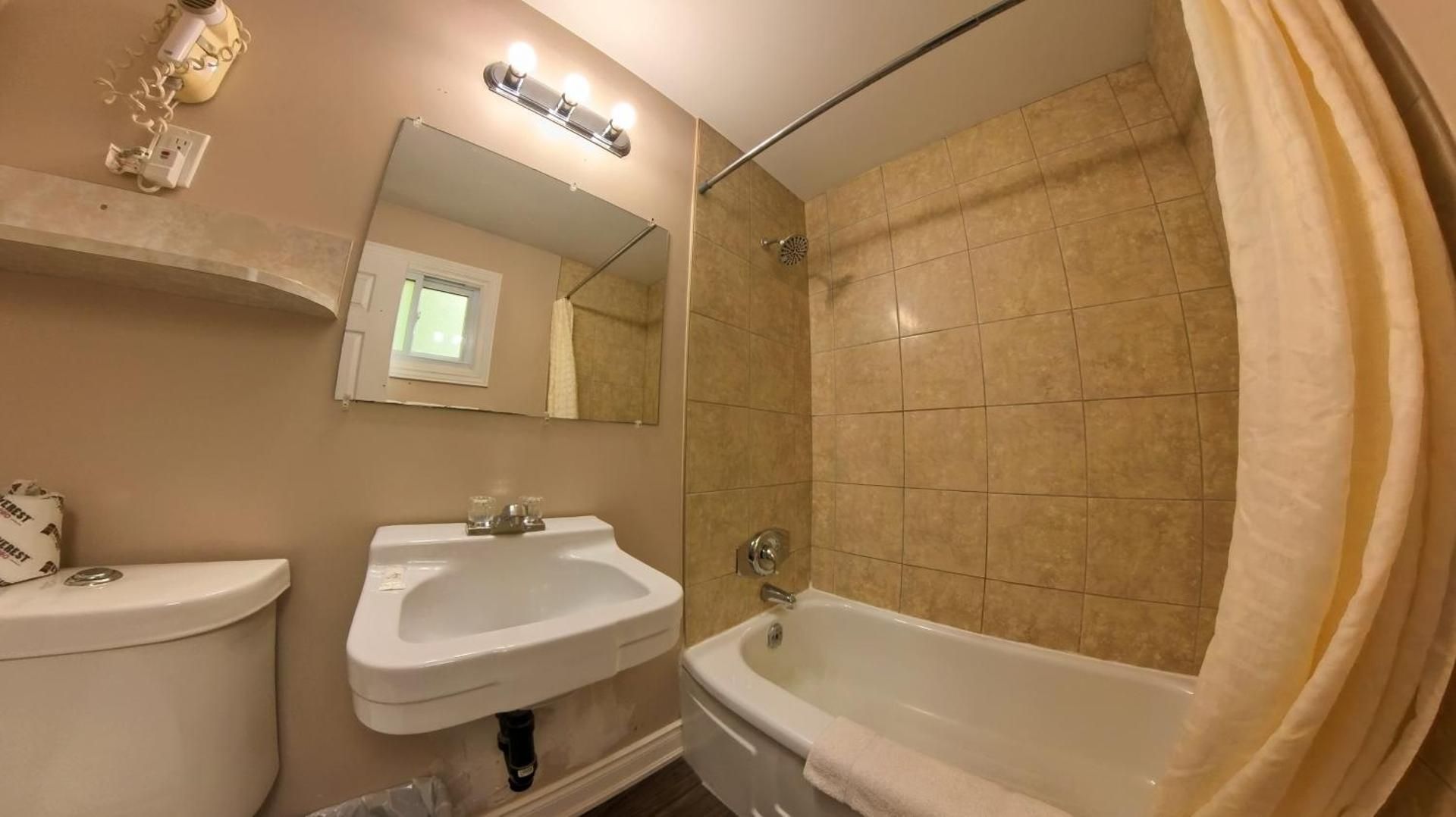 Maple Leaf Inn & Suites Queen Room 3