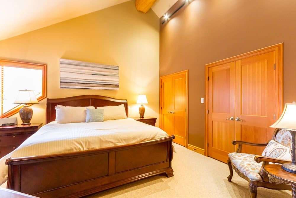 House, Multiple Beds (8140 Nicklaus North)