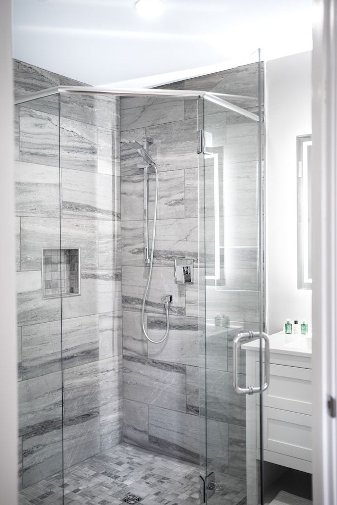 Riverside Inn Standard Room 5