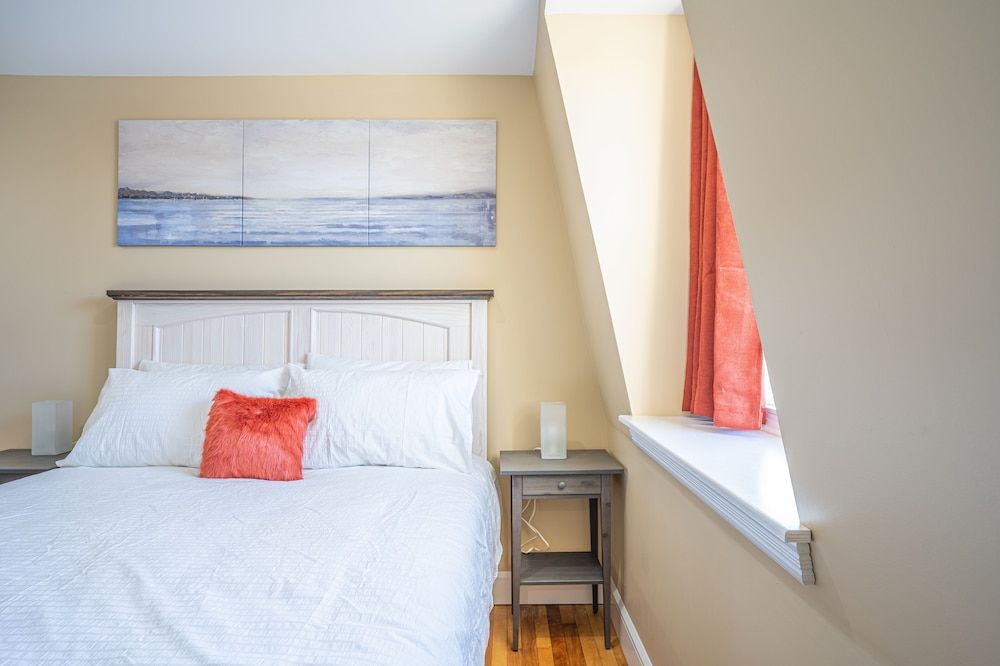 Riverside Inn Standard Room 8