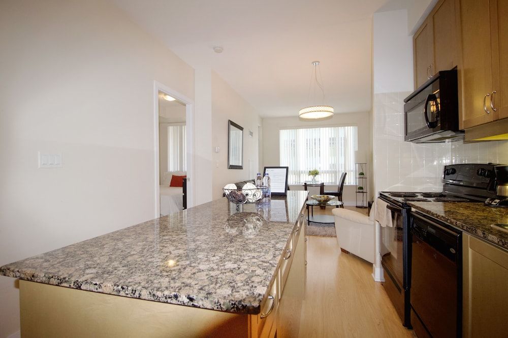 Livingsuites Toronto - 20 Blue Jays Way Deluxe Suite, 1 Bedroom (CN Tower View) 7