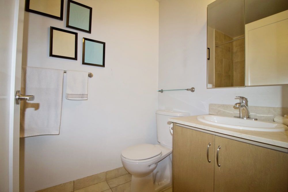 Livingsuites Toronto - 20 Blue Jays Way Deluxe Suite, 1 Bedroom (CN Tower View) 12