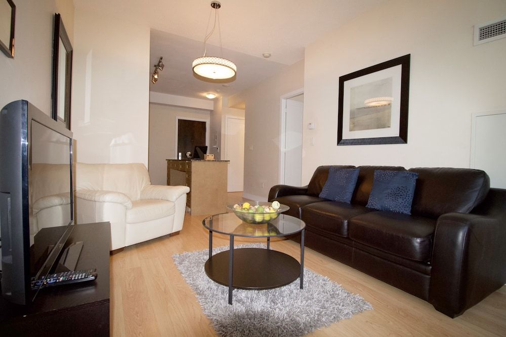 Livingsuites Toronto - 20 Blue Jays Way Deluxe Suite, 1 Bedroom (CN Tower View) 9
