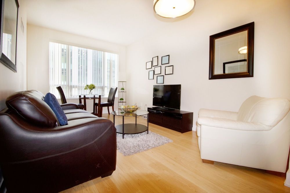 Livingsuites Toronto - 20 Blue Jays Way Deluxe Suite, 1 Bedroom (CN Tower View) 8