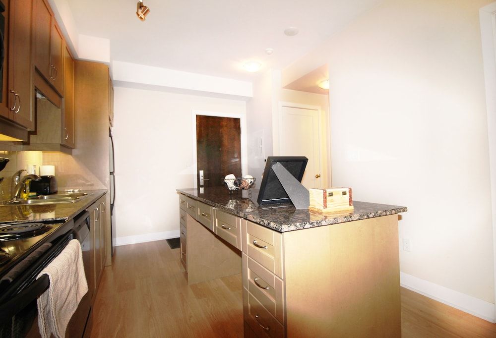 Livingsuites Toronto - 20 Blue Jays Way Deluxe Suite, 1 Bedroom (CN Tower View) 5