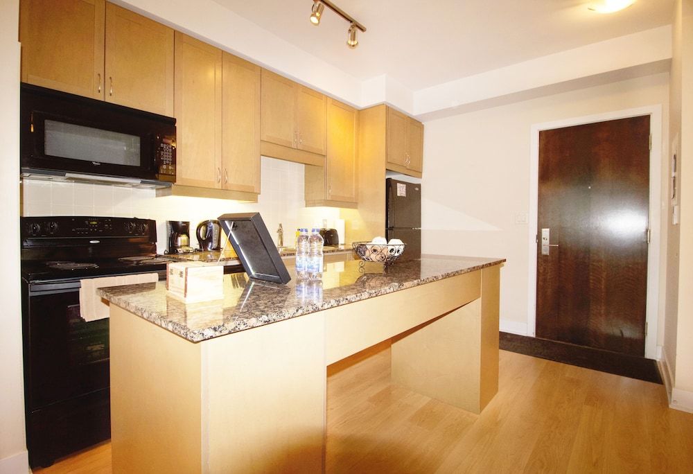 Livingsuites Toronto - 20 Blue Jays Way Deluxe Suite, 1 Bedroom (CN Tower View) 6