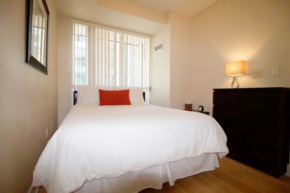 Livingsuites Toronto - 20 Blue Jays Way Deluxe Suite, 1 Bedroom (CN Tower View) 3