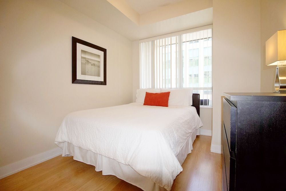 Livingsuites Toronto - 20 Blue Jays Way Deluxe Suite, 1 Bedroom (CN Tower View) 2