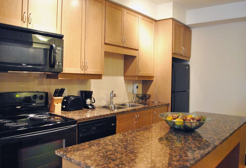 Livingsuites Toronto - 20 Blue Jays Way Deluxe Suite, 1 Bedroom (CN Tower View) 4