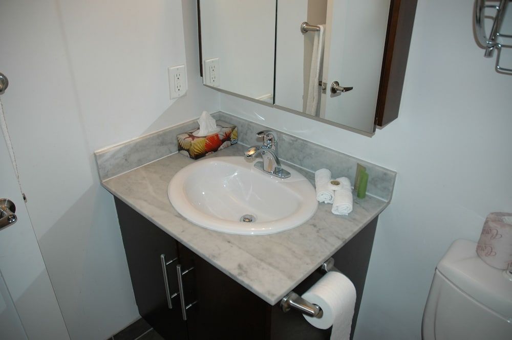 Livingsuites Toronto - 20 Blue Jays Way Deluxe Apartment, 2 Bedrooms (CN Tower View) 10