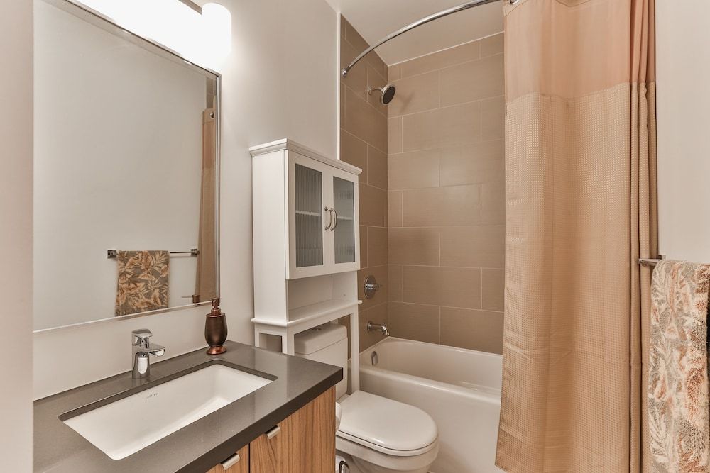 QuickStay - Chic in Yorkville (Yonge & Bloor) Premium Condo, 1 Queen Bed, Kitchen, City View 6