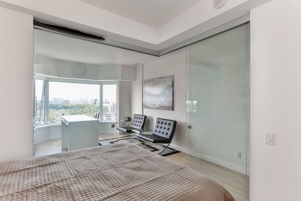 QuickStay - Chic in Yorkville (Yonge & Bloor) Premium Condo, 1 Queen Bed, Kitchen, City View 7