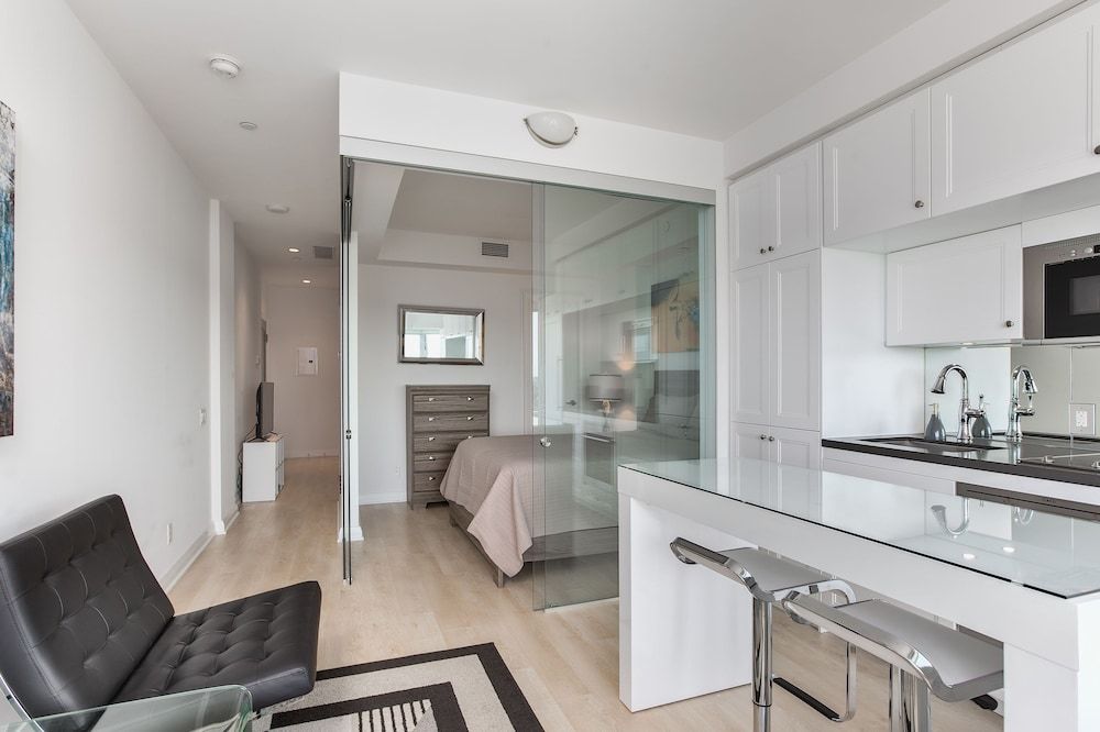 QuickStay - Chic in Yorkville (Yonge & Bloor) Premium Condo, 1 Queen Bed, Kitchen, City View 8