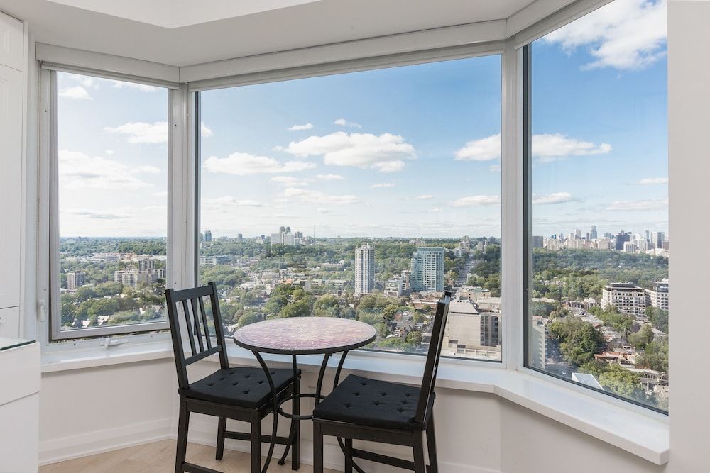 QuickStay - Chic in Yorkville (Yonge & Bloor) Premium Condo, 1 Queen Bed, Kitchen, City View 5