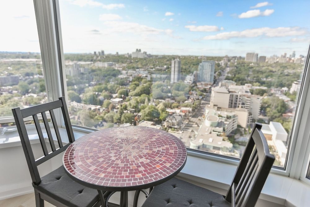 QuickStay - Chic in Yorkville (Yonge & Bloor) Premium Condo, 1 Queen Bed, Kitchen, City View 4