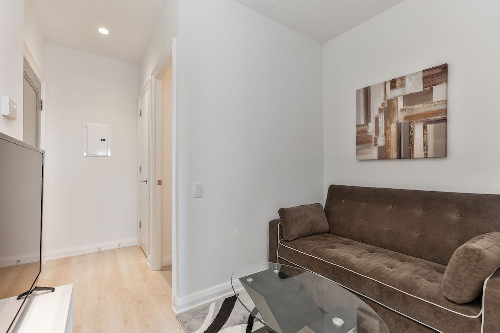 QuickStay - Chic in Yorkville (Yonge & Bloor) Premium Condo, 1 Queen Bed, Kitchen, City View 9