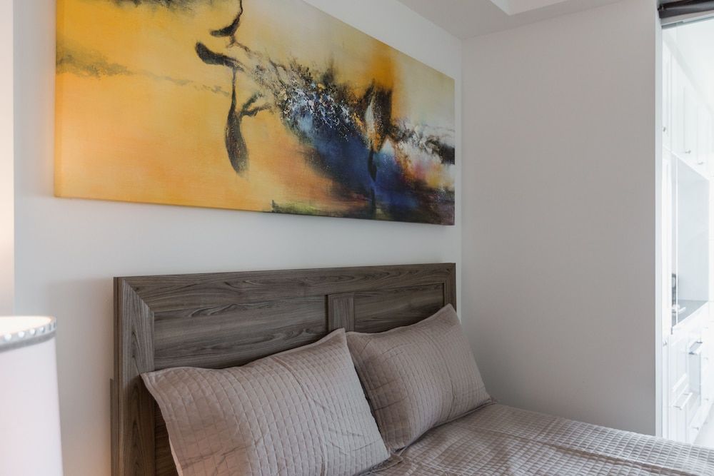 QuickStay - Chic in Yorkville (Yonge & Bloor) Premium Condo, 1 Queen Bed, Kitchen, City View 2