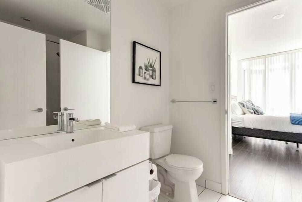 Downtown Toronto Luxury Suites Luxury Condo, 2 Bedrooms, Lake View 12