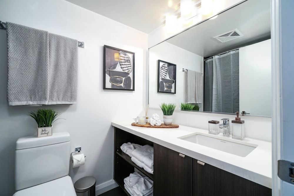 QuickStay Yorkville Condo - Yonge & Bloor Luxury Condo, 1 Queen Bed with Sofa bed, Non Smoking 8