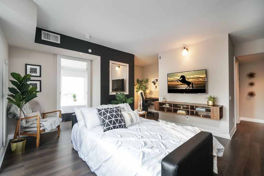 QuickStay Yorkville Condo - Yonge & Bloor Luxury Condo, 1 Queen Bed with Sofa bed, Non Smoking 5