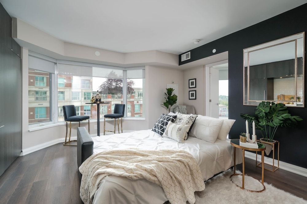 QuickStay Yorkville Condo - Yonge & Bloor Luxury Condo, 1 Queen Bed with Sofa bed, Non Smoking