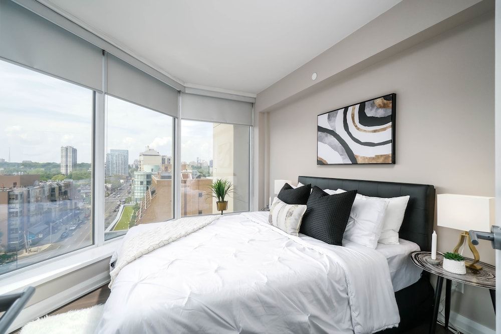 QuickStay Yorkville Condo - Yonge & Bloor Luxury Condo, 1 Queen Bed with Sofa bed, Non Smoking 2
