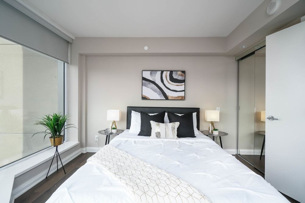 QuickStay Yorkville Condo - Yonge & Bloor Luxury Condo, 1 Queen Bed with Sofa bed, Non Smoking 3