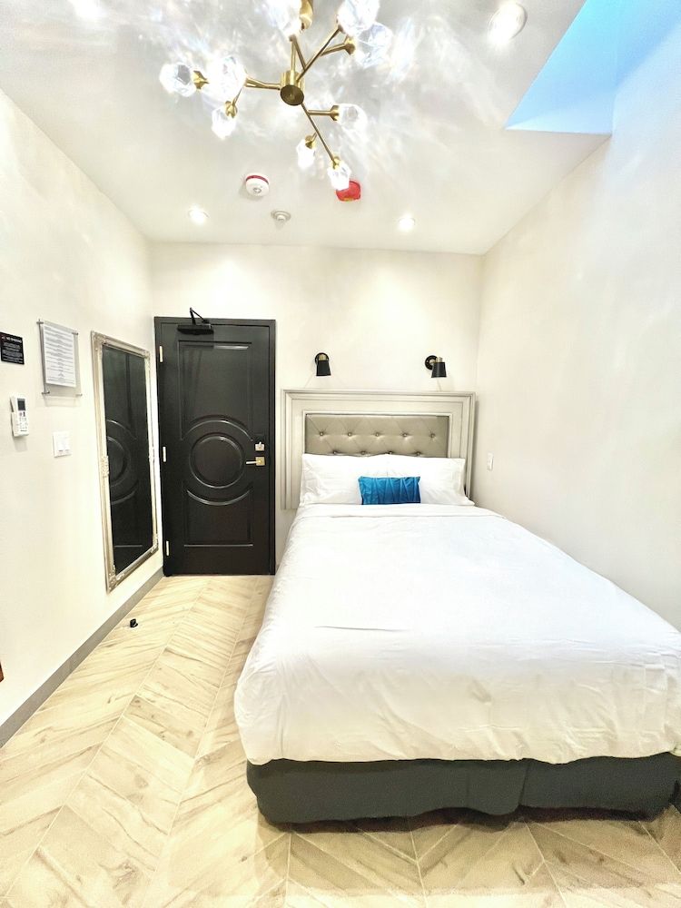 undefined Toronto Rooms and Suites 7