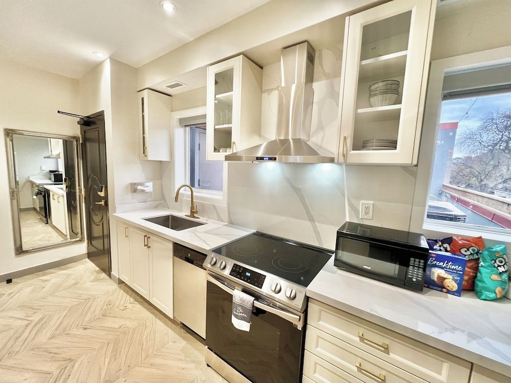 undefined Toronto Rooms and Suites 3