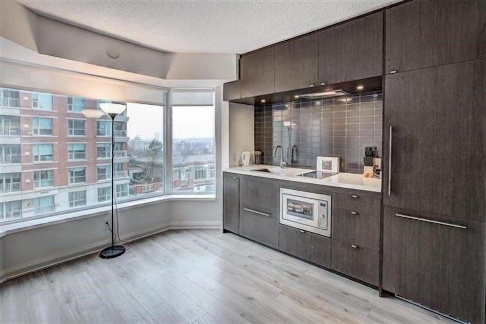 undefined AMAZING SUITES IN YORKVILLE 4