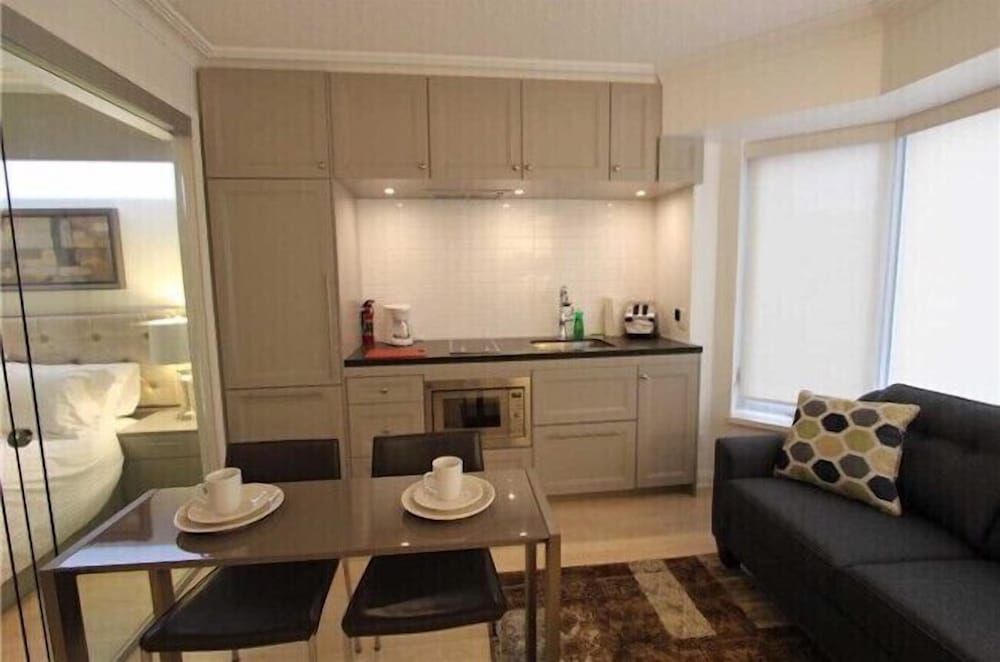 undefined AMAZING SUITES IN YORKVILLE 3