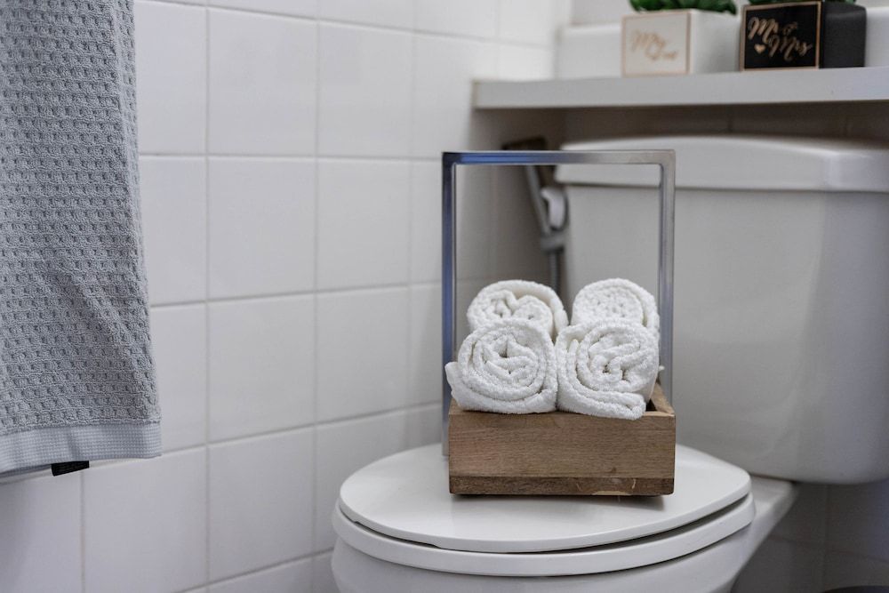 Corner Suite - Yonge & Bloor City Condo, 1 King Bed, Non Smoking 10