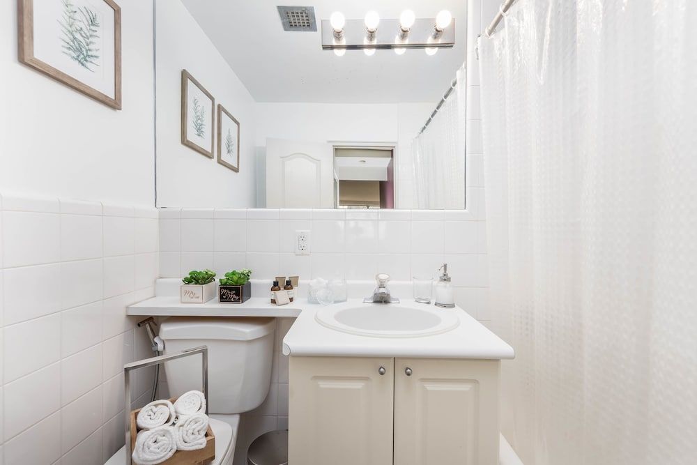 Corner Suite - Yonge & Bloor City Condo, 1 King Bed, Non Smoking 9