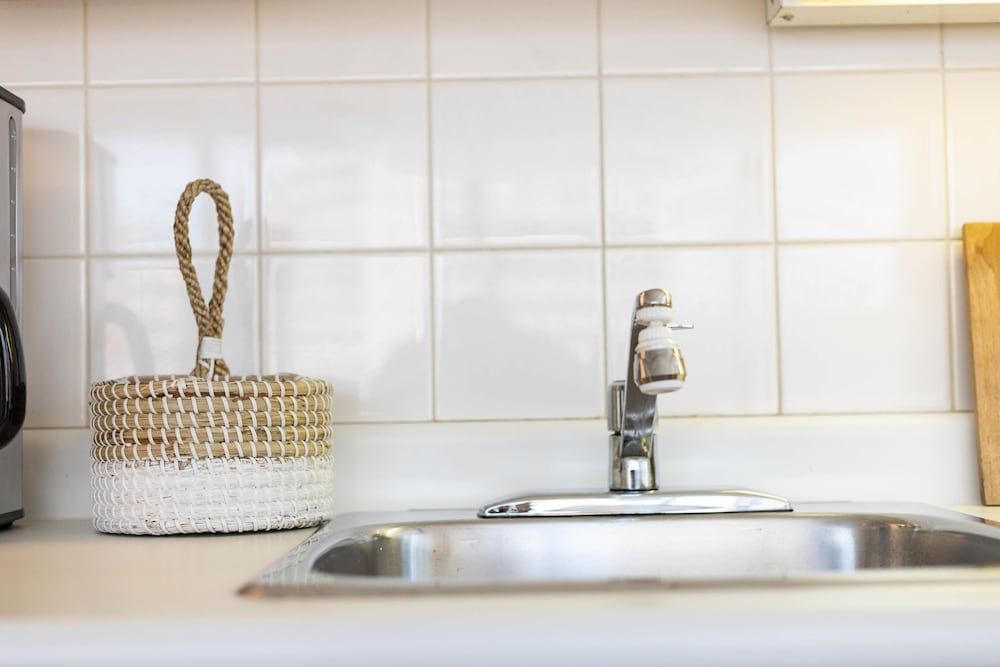 Corner Suite - Yonge & Bloor City Condo, 1 King Bed, Non Smoking 7