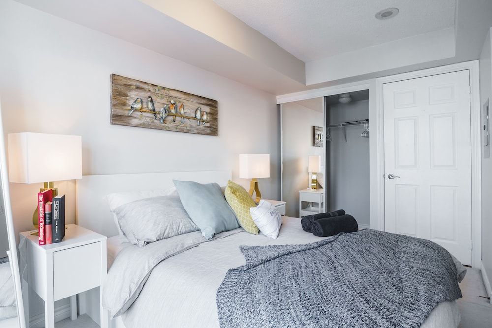 AOC Suites - Heart of Downtown  Condo Luxury Suite, 1 Bedroom, Balcony 3