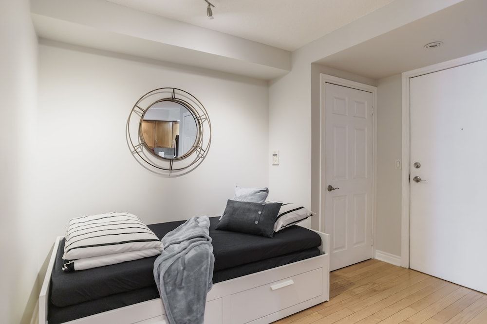 AOC Suites - Heart of Downtown  Condo Luxury Suite, 1 Bedroom, Balcony 5