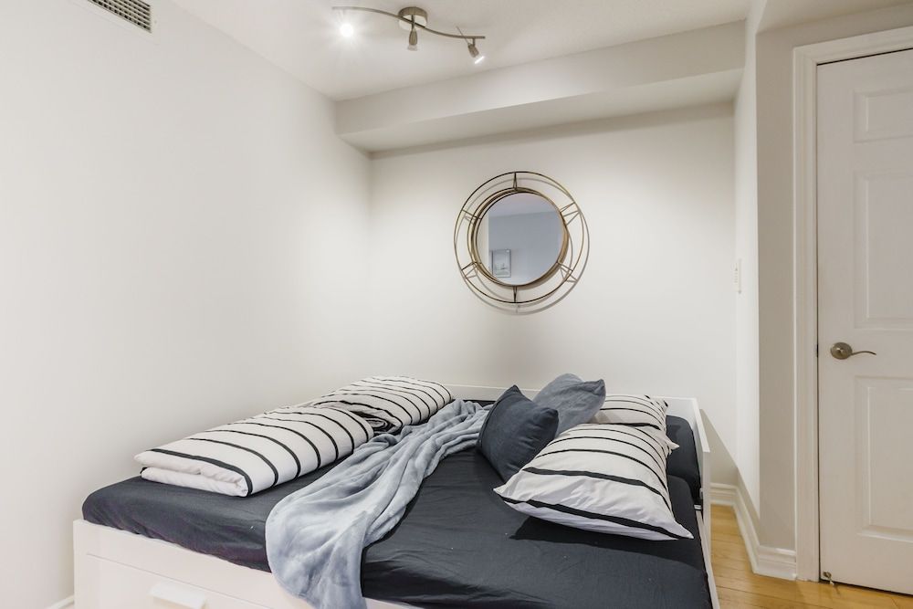 AOC Suites - Heart of Downtown  Condo Luxury Suite, 1 Bedroom, Balcony 8