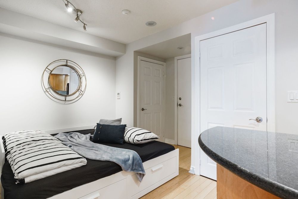 AOC Suites - Heart of Downtown  Condo Luxury Suite, 1 Bedroom, Balcony 7